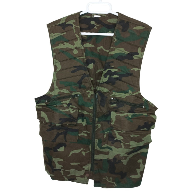 Chaleco para caza con cierre de cremallera y multibolsillos, en color camuflaje.