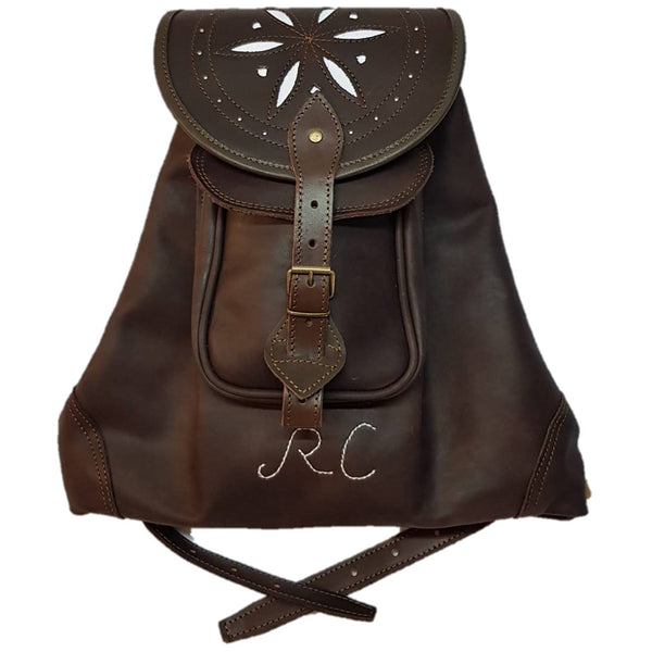 Zurrón montería de piel solapa diseño flor iniciales cosido a mano