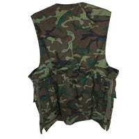 Chaleco para caza con cierre de cremallera y multibolsillos, en color camuflaje.