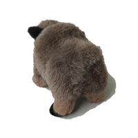 Peluche jabali, tacto suave en tono gris.