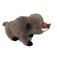 Peluche jabali, tacto suave en tono gris.