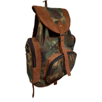 Mochila de caza fabricada en lona camuflaje tres bolsillos cierre cremallera.