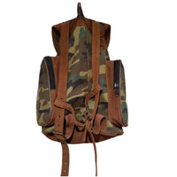 Mochila de caza fabricada en lona camuflaje tres bolsillos cierre cremallera.