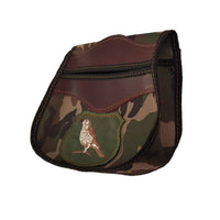 Una bolsa de ojeo en cordura lona camuflaje con bordado de zorzal, malviz o tordo