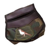 Una bolsa de ojeo en cordura lona camuflaje con bordado de zorzal, malviz o tordo