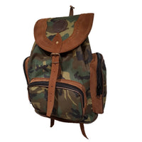 Mochila de caza fabricada en lona camuflaje tres bolsillos cierre cremallera.