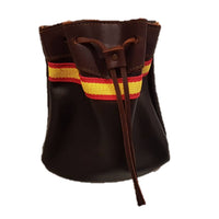 Una bolsa de ojeo en piel, con detalle España para llevar en el cinturón