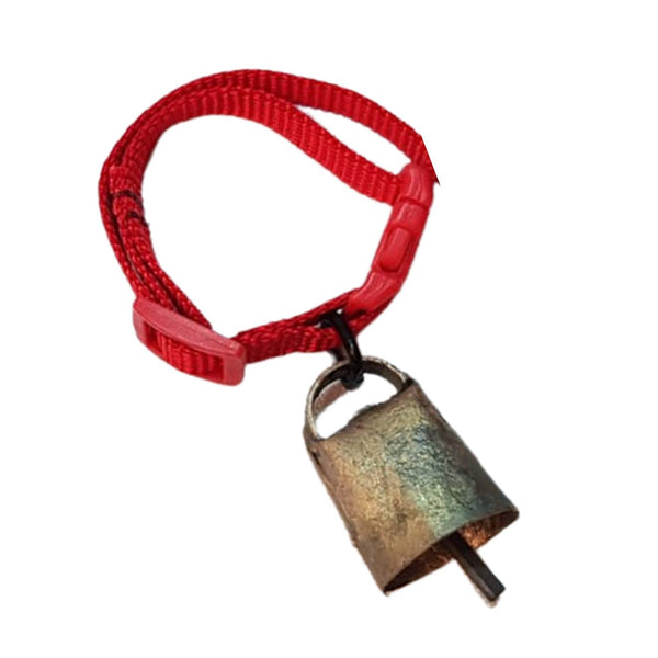 Cencerro para hurón fabricado en metal, con correa roja.