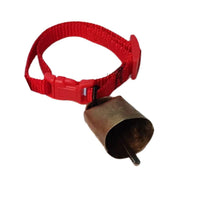 Cencerro para hurón fabricado en metal, con correa roja.