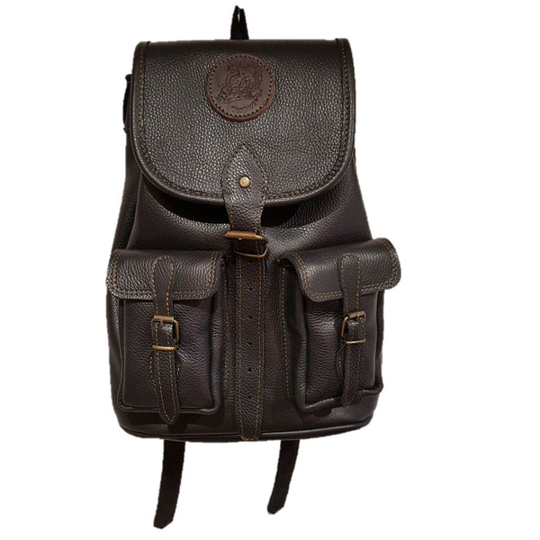 Mochila de caza fabricada en piel negra con dos bolsillos