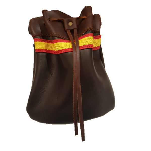 Una bolsa de ojeo en piel, con detalle España para llevar en el cinturón